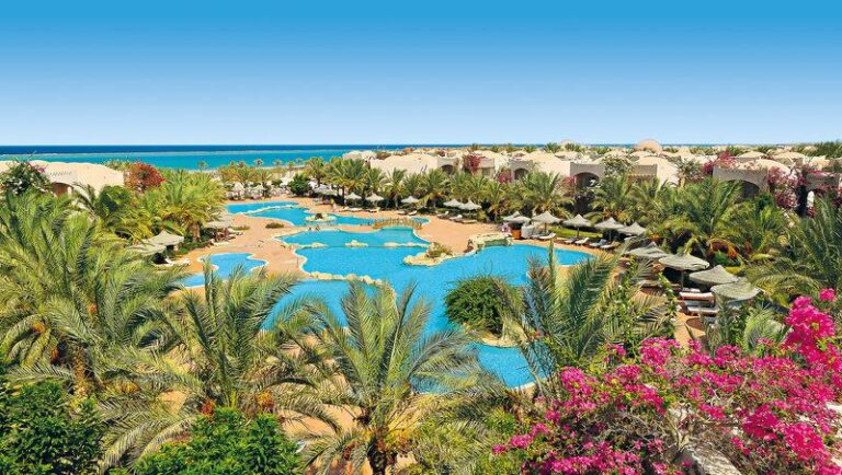 Dream Lagoon Aqua Resort in Marsa Alam zwembaden overzicht met zeezicht