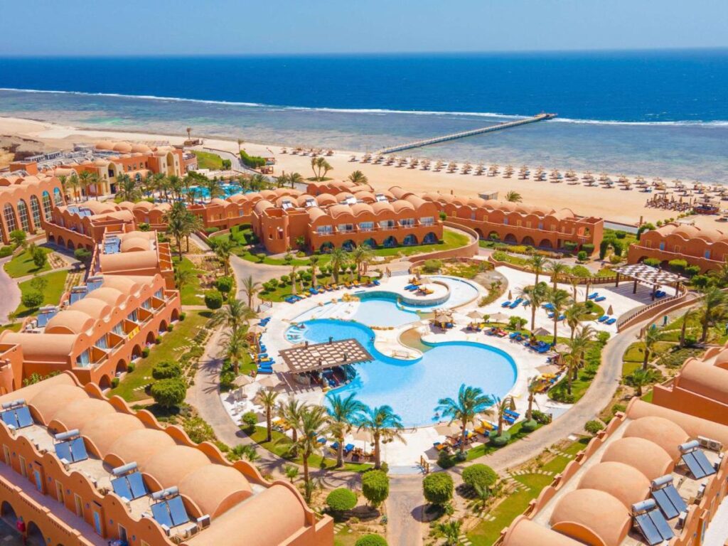 Novotel Marsa Alam Beach Resort in Marsa Alam het zwembad overzicht op de zee