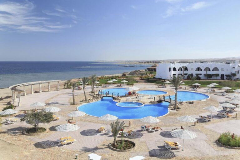 Three Corners Equinox Beach Resort in Marsa Alam de zwembaden met de zee op de achtergrond