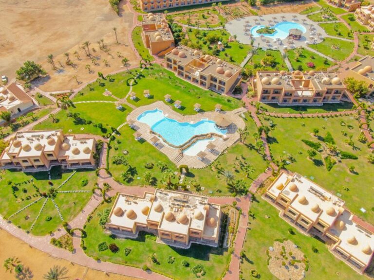 Het Wadi Lahmyt Azur Resort in Marsa Alam