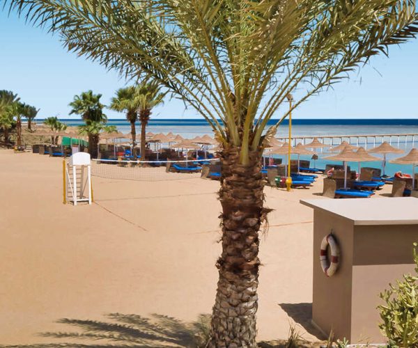 Blue Reef Resort in Marsa Alam bij het strand met een beachvollybal veld er naast