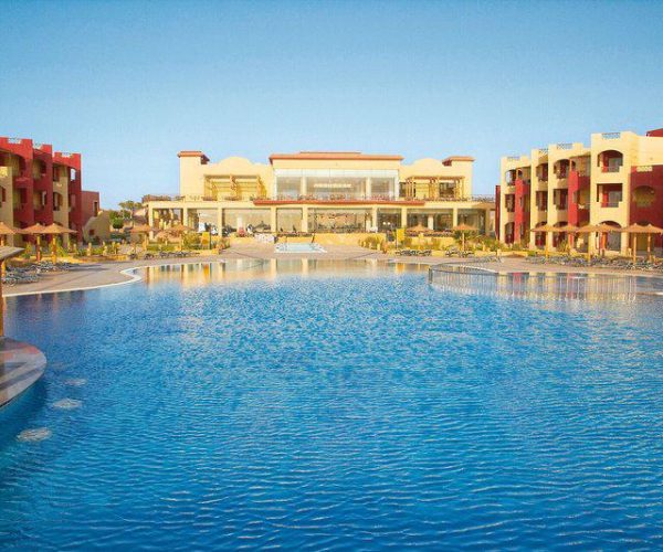 Casa Mare Resort in Marsa Alam de zwembaden met een bar erbij