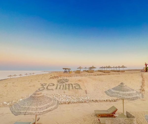 Gemma Resort in Marsa Alam het strand met het logo van het resort er op