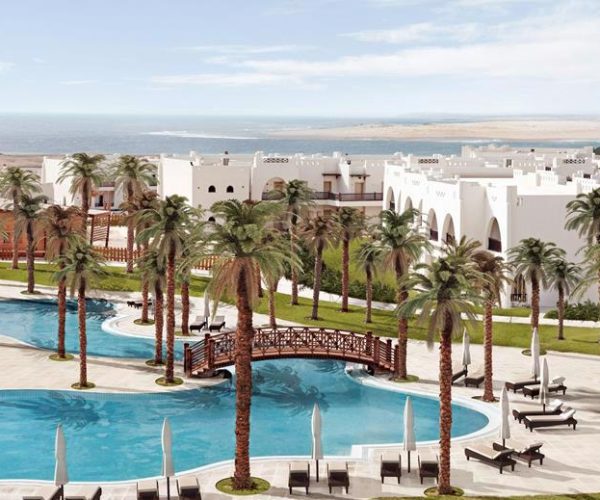 Hilton Marsa Alam Nubian in Marsa Alam de zwembaden van het resort met bruggen er overheen