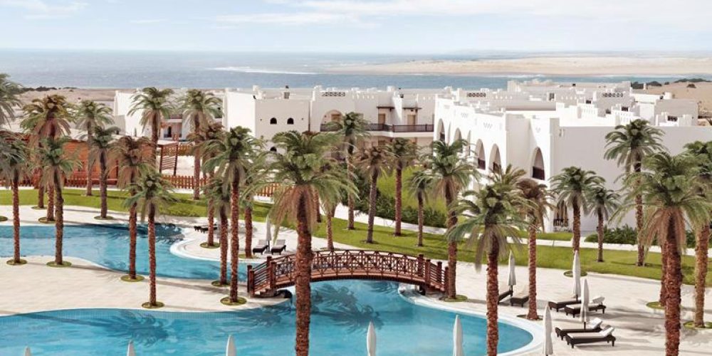 Hilton Marsa Alam Nubian in Marsa Alam de zwembaden van het resort met bruggen er overheen