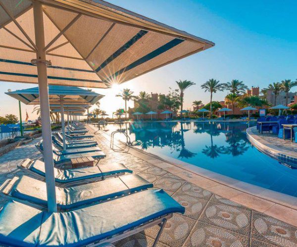 Hotel Akassia Swiss Resort in Marsa Alam de zwembaden met de zwembadbedjes ernaast liggen