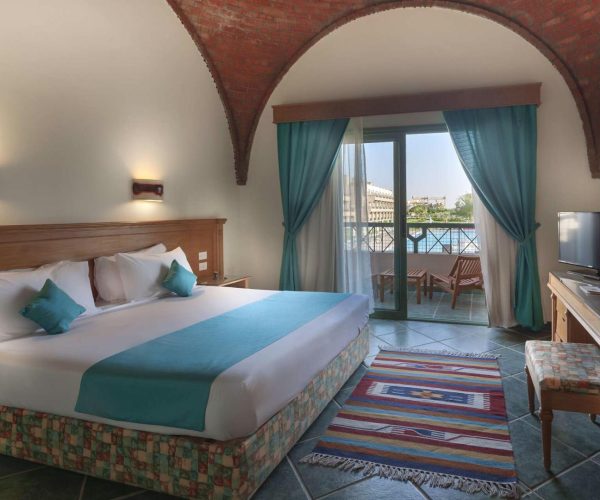 Hotel Akassia Swiss Resort in Marsa Alam in een van de slaapkamers met zeezicht en zwembadzicht