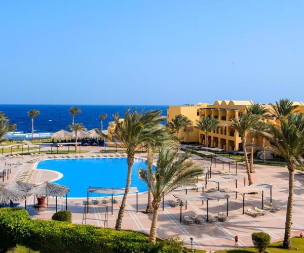 Hotel Jaz Samaya Resort in Marsa Alam bij het zwembad met uitzicht op de oceaan