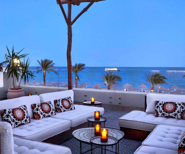 Iberotel Costa Mares in Marsa Alam de balkon lounge waar je kan genieten van de avond