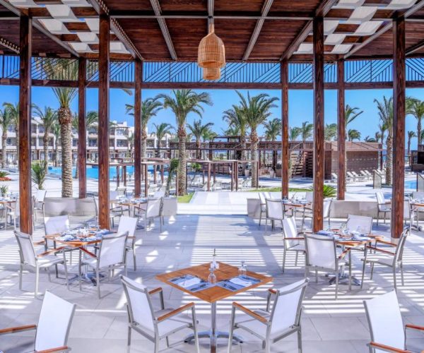 Iberotel Costa Mares in Marsa Alam restaurant dicht bij de zwembaden buiten