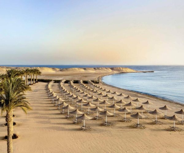 Iberotel Costa Mares in Marsa Alam strandzicht van het resort