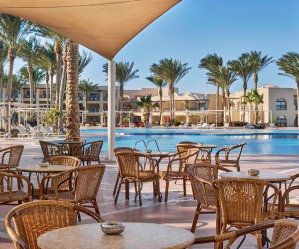 Jaz Lamaya Resort in Marsa Alam bij het zwembad het terras