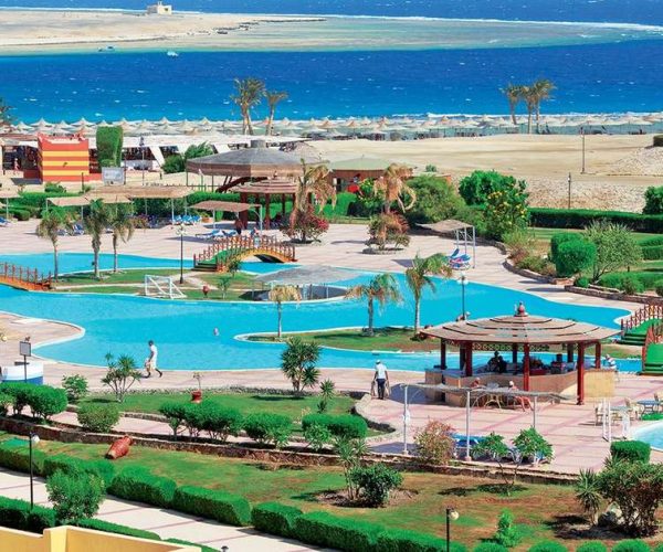 Malikia Resort Abu Dabbab in Marsa Alam het zwembad met uitzicht op het strand