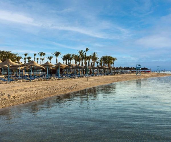 Marina Resort Port Ghalib in Marsa Alam het strand met de zee