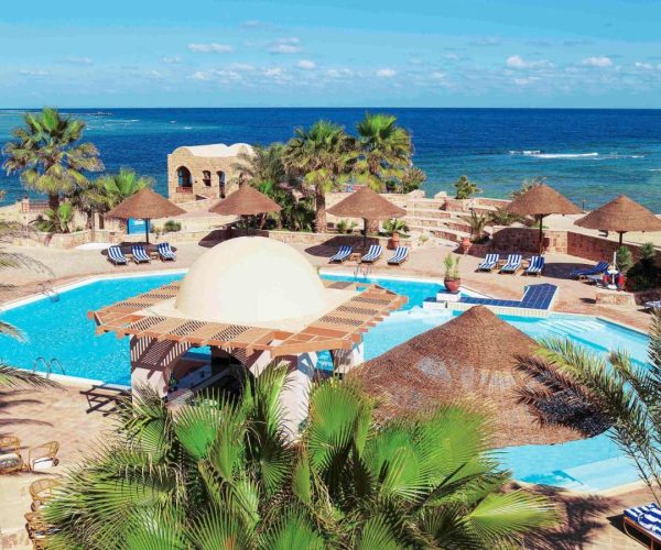 Movenpick Resort El Quseir in Marsa Alam bij de zwembaden met zicht over de zee