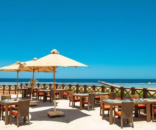 Novotel Marsa Alam Beach Resort in Marsa Alam op het restaurant terras