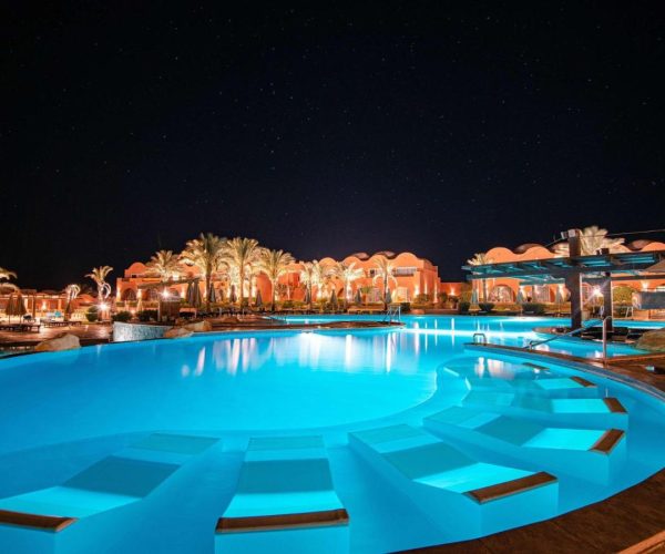 Novotel Marsa Alam Beach Resort in Marsa Alam het zwembad met ligbedden