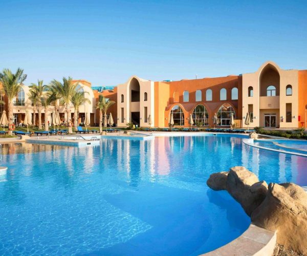 Novotel Marsa Alam Beach Resort in Marsa Alam bij het zwembad