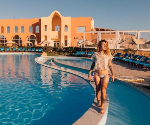 Novotel Marsa Alam Beach Resort in Marsa Alam vrouw op de zwembad rand