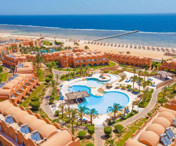 Novotel Marsa Alam Beach Resort in Marsa Alam het zwembad overzicht op de zee