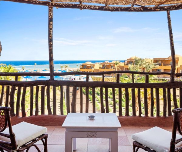 Pickalbatros Portofino Vita Resort in Marsa Alam het balkon met zicht op de zee