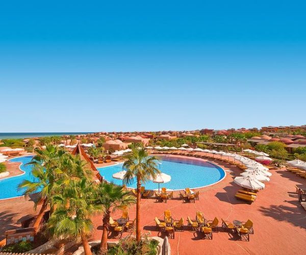 Pickalbatros Portofino Vita Resort in Marsa Alam het overzicht van het resort van een van de balkons