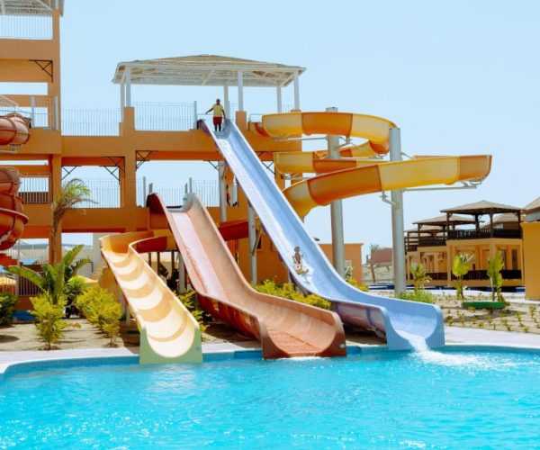 Pickalbatros Villaggio Resort Portofino in Marsa Alam nog meer glijbanen die in het park staan