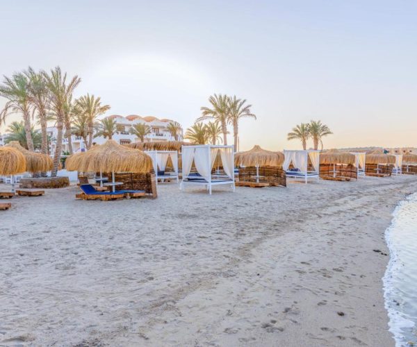 Protels Beach Club Spa in Marsa Alam het strand met de bedjes