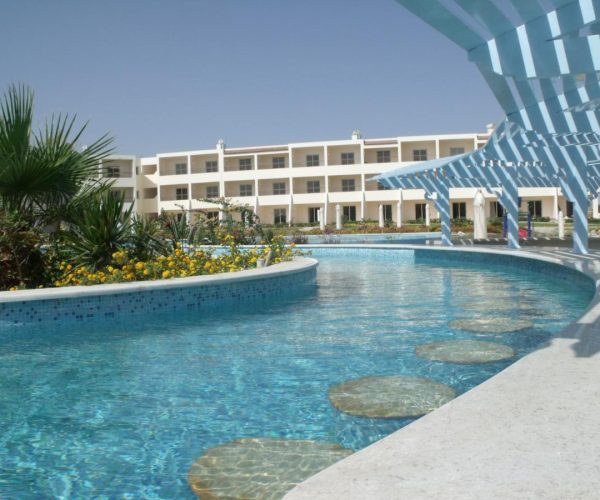 Royal Brayka Beach Resort in Marsa Alam bij de zwembaden