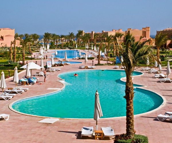 Sentido Akassia Beach in Marsa Alam bij de zwembaden met zicht op de zee