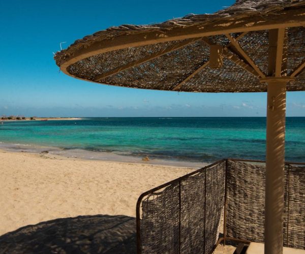 Shams Alam Beach Resort in Marsa Alam het strandbed op het strand naast de zee