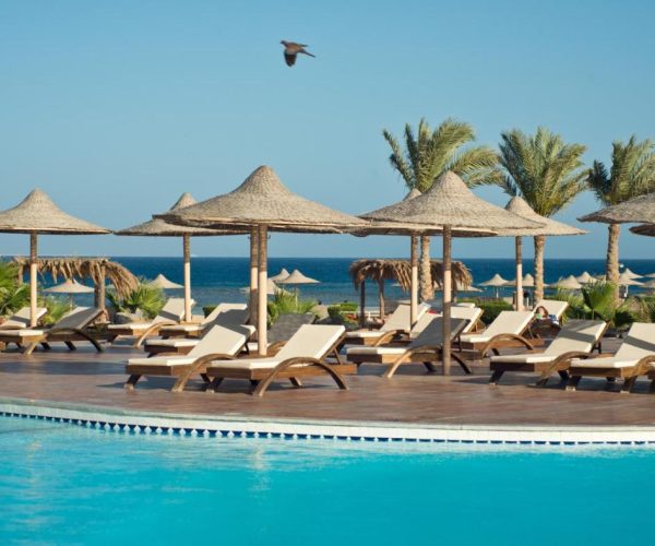 Shams Alam Beach Resort in Marsa Alam bij het zwembad naast de bedjes