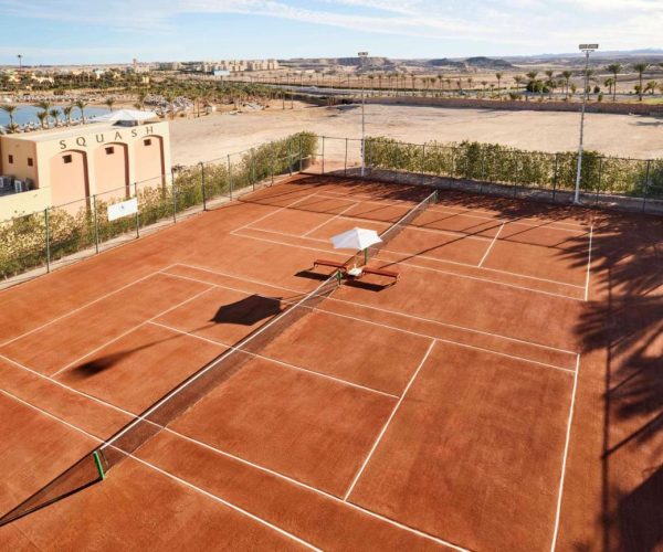 Steigenberger Coraya Beach in Marsa Alam de tennisbaan van het resort