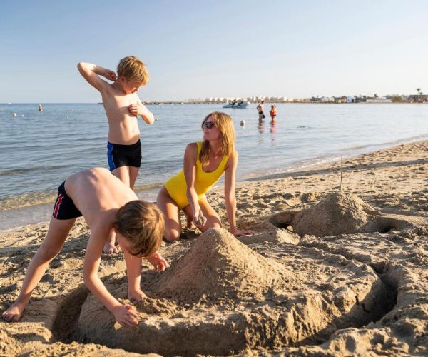 Three Corners Equinox Beach Resort in Marsa Alam op het strand een kasteel bouwen