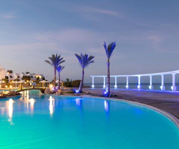 Three Corners Equinox Beach Resort in Marsa Alam bij het zwembad met LED verlichting