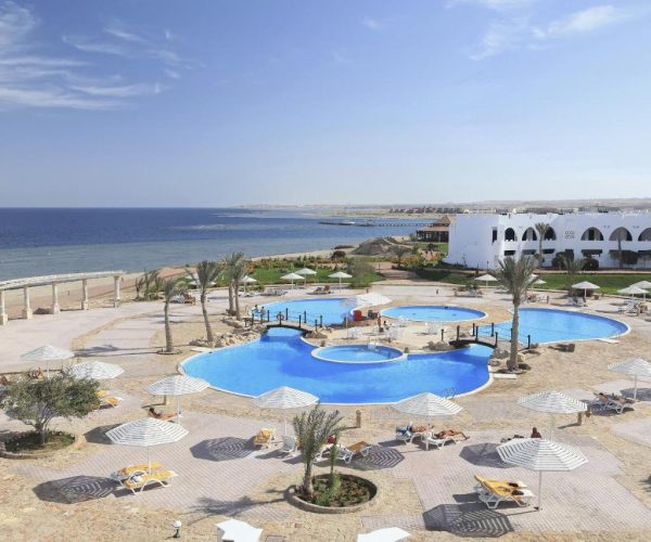 Three Corners Equinox Beach Resort in Marsa Alam de zwembaden met de zee op de achtergrond