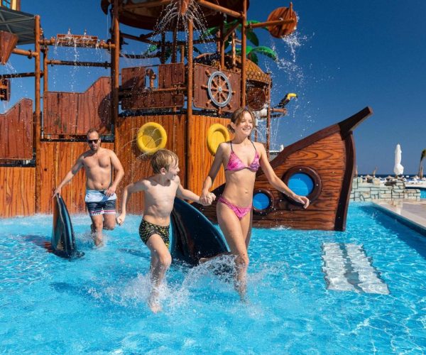 Three Corners Happy Life Beach Resort in Marsa Alam het waterspeelschip voor de kinderen