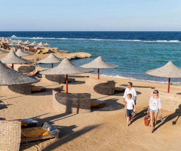 Three Corners Happy Life Beach Resort in Marsa Alam bij het strand bij de strand bedjes