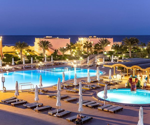 Three Corners Happy Life Beach Resort in Marsa Alam overzicht van de zwembaden van het resort