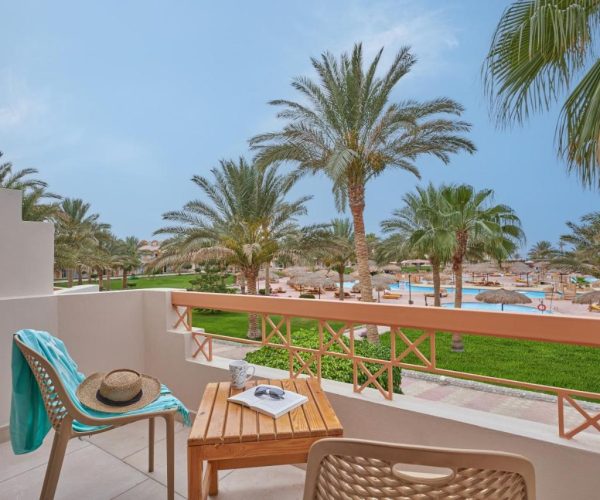 Three Corners Sea Beach Resort in Marsa Alam het balkon met uitzicht op het zwembad