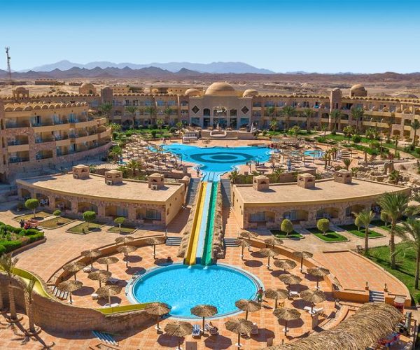 Utopia Beach Club in Marsa Alam zwembaden overzicht met glijbanen