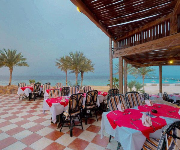 Wadi Lahmy Azur Resort in Marsa Alam bij het restaurant naast het strand