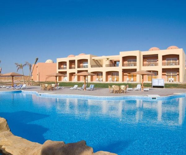 Wadi Lahmy Azur Resort in Marsa Alam bij de zwembaden met lig bedjes